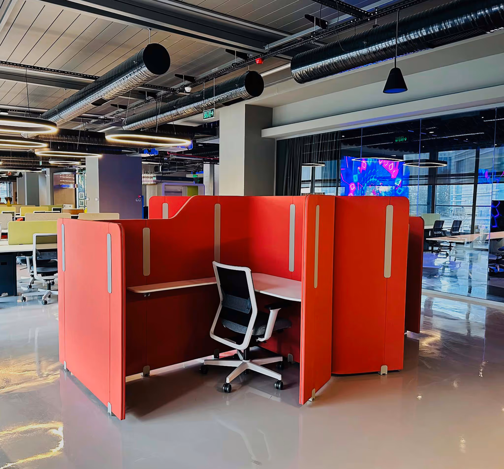 Ardventure Tekmer'de sabit masa sistemine göre tasarlanmış çalışma alanı