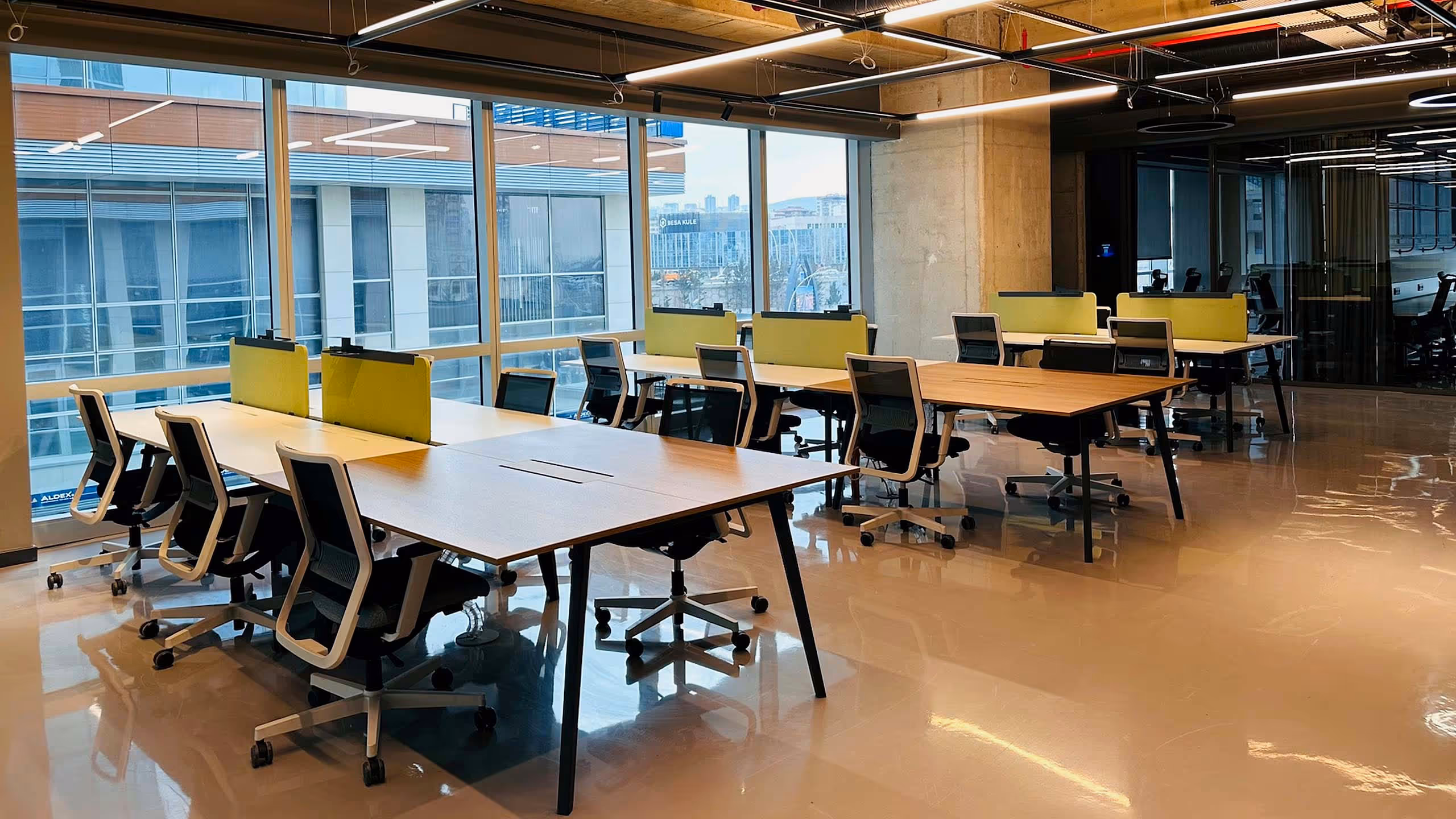 Ardventure Tekmer çalışma ortamında yer alan sabit masa düzeni