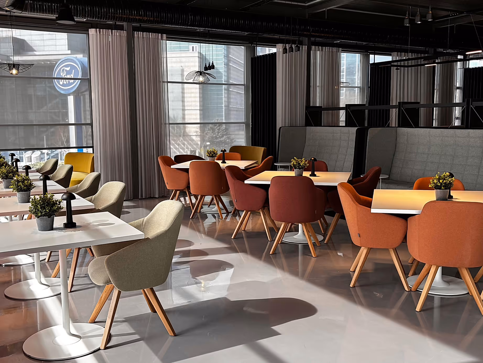 Ardventure ankara ofisinde bulunan kafeterya alanı